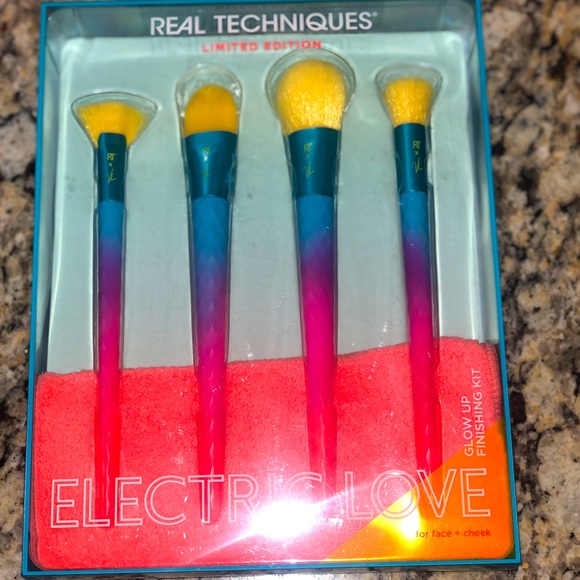 🎁 BNIB New Real Techniques Electric Love Glow Up Brush Set Victoria Lyn Collab - Picture 2 of 6